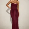 Aisra satijnen Peekaboo bandeau-jurk met drapering in wijnrood