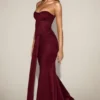 Aisra satijnen Peekaboo bandeau-jurk met drapering in wijnrood