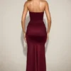 Aisra satijnen Peekaboo bandeau-jurk met drapering in wijnrood