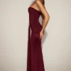 Aisra satijnen Peekaboo bandeau-jurk met drapering in wijnrood