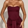 Aisra satijnen Peekaboo bandeau-jurk met drapering in wijnrood