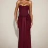 Aisra satijnen Peekaboo bandeau-jurk met drapering in wijnrood
