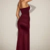 Aisra satijnen Peekaboo bandeau-jurk met drapering in wijnrood