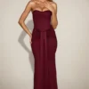 Aisra satijnen Peekaboo bandeau-jurk met drapering in wijnrood