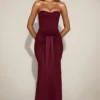 Aisra satijnen Peekaboo bandeau-jurk met drapering in wijnrood