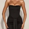 Aisra satijnen Peekaboo bandeau-jurk met drapering in zwart