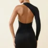 Alina asymmetrische minijurk met ruches en open rug in zwart