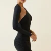 Alina asymmetrische minijurk met ruches en open rug in zwart
