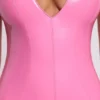 Allani vinyl minijurk met diepe halslijn in roze