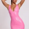 Allani vinyl minijurk met diepe halslijn in roze