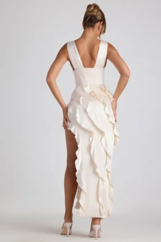 Ambrosia maxi-jurk met ruches en knoopdetails in ivoor