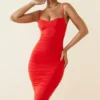 Anaisa asymmetrische midi-jurk met ruches in scharlakenrood