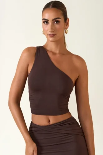 Andi Modal One-Shoulder Top in chocoladebruin