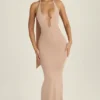 Anneka maxi-jurk met halternek, uitsnijdingen en sjaaldetails in warm perzik