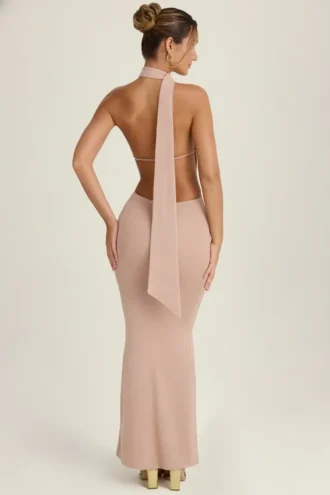 Anneka maxi-jurk met halternek, uitsnijdingen en sjaaldetails in warm perzik
