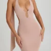 Anneka maxi-jurk met halternek, uitsnijdingen en sjaaldetails in warm perzik