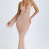 Anneka maxi-jurk met halternek, uitsnijdingen en sjaaldetails in warm perzik