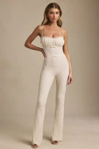 Arlena jumpsuit met strikdetail en uitlopende pijpen in ivoor