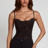 Armelia versierde top met cowl-hals en peekaboo-detail in zwart
