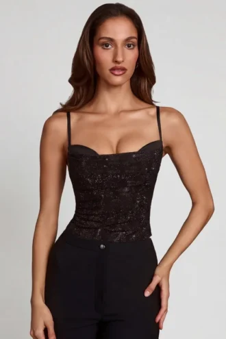Armelia versierde top met cowl-hals en peekaboo-detail in zwart