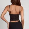 Armelia versierde top met cowl-hals en peekaboo-detail in zwart