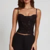 Armelia versierde top met cowl-hals en peekaboo-detail in zwart