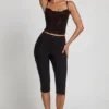 Armelia versierde top met cowl-hals en peekaboo-detail in zwart