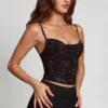 Armelia versierde top met cowl-hals en peekaboo-detail in zwart