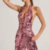 Avenza minijurk met pailletten en halternek in roze