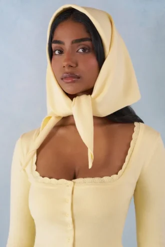 Aviana gebreide hoofddoek in botergeel