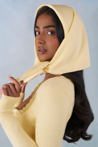 Aviana gebreide hoofddoek in botergeel