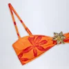 Baracoa bikinitop met halternek en metalen details in oranje orchideeënprint