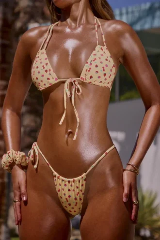 Bedrukte badmode met dubbele bandjes en driehoekige bikinitop in geel