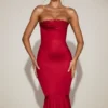 Belsa satijnen bandeau-jurk met kanten rand en plooien in True Red