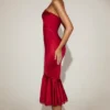 Belsa satijnen bandeau-jurk met kanten rand en plooien in True Red
