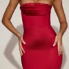 Belsa satijnen bandeau-jurk met kanten rand en plooien in True Red