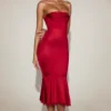 Belsa satijnen bandeau-jurk met kanten rand en plooien in True Red