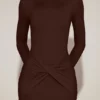 Briallen minijurk van zachte jersey met boothals en drapering in chocoladebruin