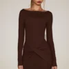 Briallen minijurk van zachte jersey met boothals en drapering in chocoladebruin