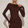 Briallen minijurk van zachte jersey met boothals en drapering in chocoladebruin
