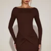 Briallen minijurk van zachte jersey met boothals en drapering in chocoladebruin