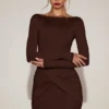 Briallen minijurk van zachte jersey met boothals en drapering in chocoladebruin