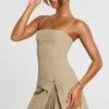 Bruna geweven twill wikkeljurk met plooien in taupe