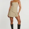 Bruna geweven twill wikkeljurk met plooien in taupe