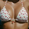 Calella driehoekige bikinitop met charm-detail in kersenprint