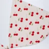 Calella driehoekige bikinitop met charm-detail in kersenprint