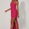 Calico vloerlange jurk met gekruiste bandjes en ruches in fuchsia