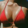 Canggu driehoekige bikinitop met charm-detail in Fiery Red