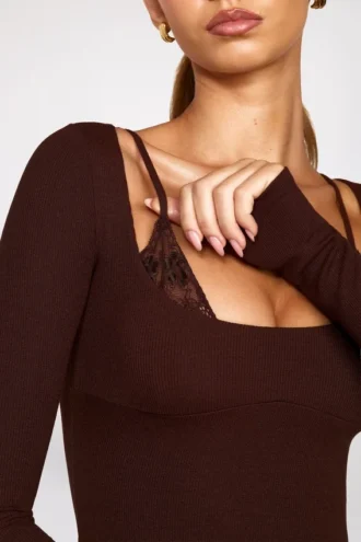Caris geribbelde modale mini-jurk met lange mouwen en vetersluiting in chocoladebruin
