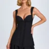 Cassandra minijurk met ruches en knoopdetails in zwart